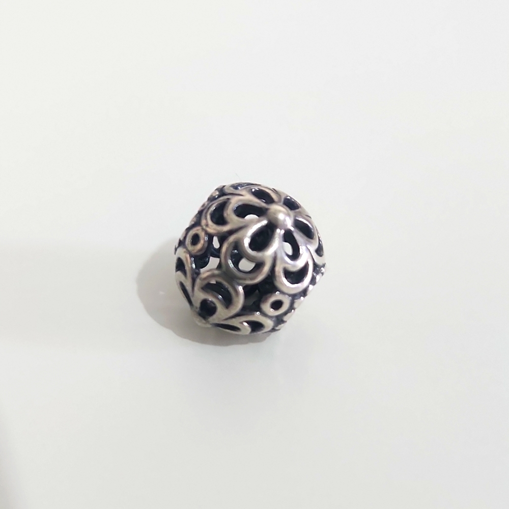 Pandora retired flower charm